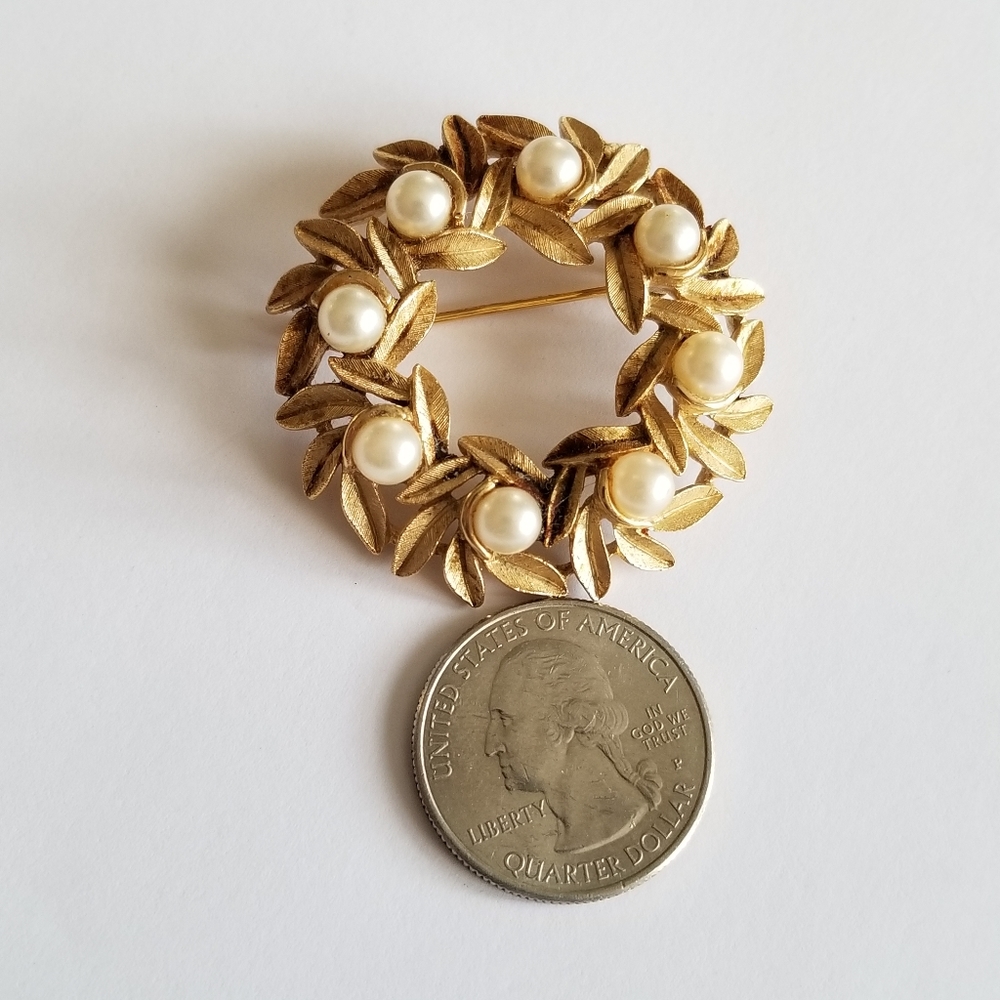Vintage wreath brooch pin gold tone white faux pearls by Avon - Picture 6 of 9